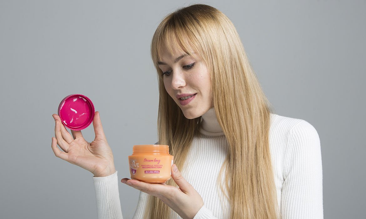 Siguiendo un orden de productos para el cabello riguroso, la mascarilla siempre irá después del acondicionador. Úsala 1 o 2 veces por semana y notarás su efecto nutritivo y reparador. Si tienes el pelo largo y dañado, no lo dudes y prueba Elvive Dream Long de L’Oréal Paris.